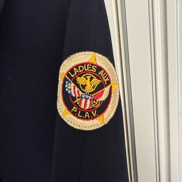 Vintage ladies auxiliary wool cape with satin lining and Red Cross pin - Picture 2 of 8